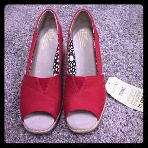 BNWT! Ladies size 9 Toms peep-toe wedges